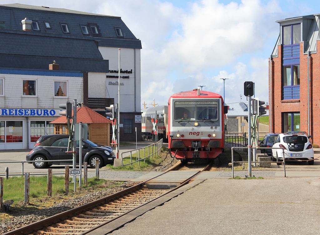 Dagebll-Mole: der NEG 628 071-2 mit den IC Kurswagen nach Dresden bei der Abfahrt Richtung Niebll. Aufgenommen am 13.04.2012.
