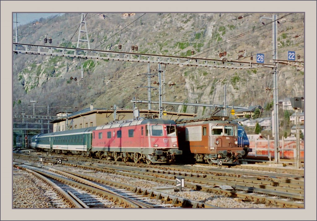 Damals noch Gang und Gbe: eine Re 6/6 mit einem Reisezug.
Brig im Februar 1997/gescanntes Negativ