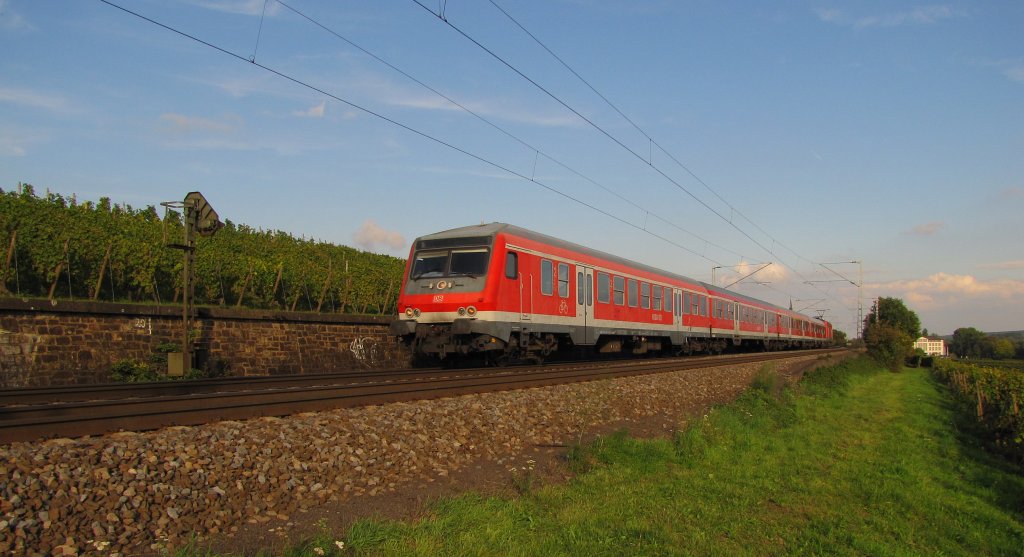 Damals noch in Hand von DB Regio war der Nahverkehr auf der rechten Rheinstrecke, als am 01.10.2010 die RB 15534 (Wiesbaden Hbf - Koblenz Hbf) mit DB 143 198-0 bei Erbach (Rheingau) unterwegs war.
