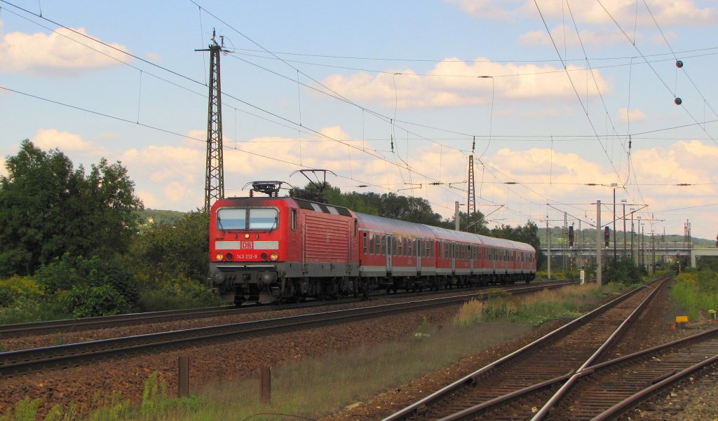 Damals noch mit E-Loks der BR 143 unterwegs war am 06.09.2010 die RB 16324 (Halle  (S) Hbf - Eisenach) mit DB 143 212-9, bei der Ausfahrt in Naumburg (Saale).