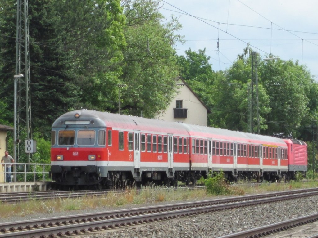 Damals stndlich, heute nur noch 2 - 3 mal am Tag sind n-Wagen Garnituren auf der KBS 840 anzutreffen. Am 14.Juni 2011 fhrt eine 3-teilige n-Wagen Garnitur mit schiebender 143 als RB - Saalfeld(S) - Bamberg in den Bahnhof Hochstadt-Marktzeuln ein.