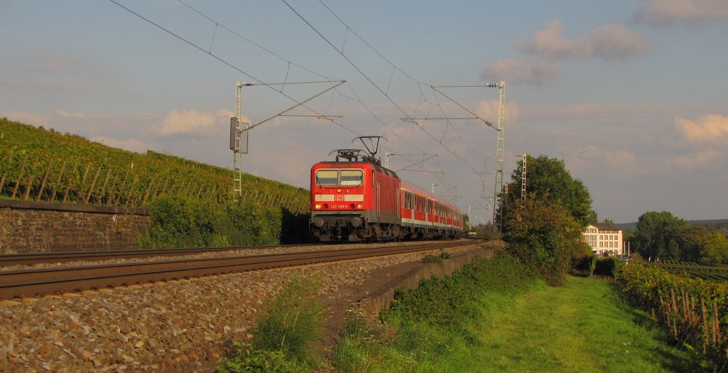 Damals waren 143er im Rheingau noch allt�glich. DB 143 580-9 mit dem RE 15420 unterwegs von Frankfurt (M) Hbf nach Koblenz Hbf, am 01.10.2010 bei Erbach.