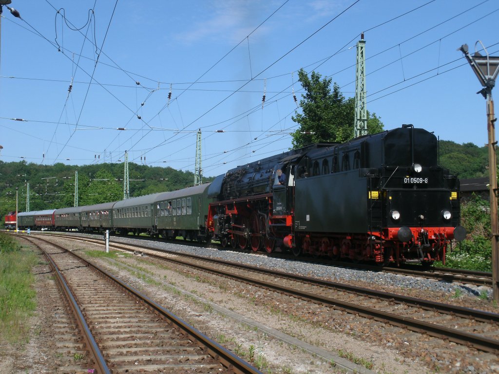 Damit die 01 0509,am 05.Juni 2011,auf der R�ckfahrt mit dem Sonderzug,von Putbus nach Berlin Wannsee,ab Stralsund richtig herum stande,mu�te Sie ab Bergen/R�gen,Tendervoran fahren.Nach der Ankunft aus Putbus setzte der Sonderzug,mit Hilfe der PRESS 112 565,in Bergen/R�gen um. 