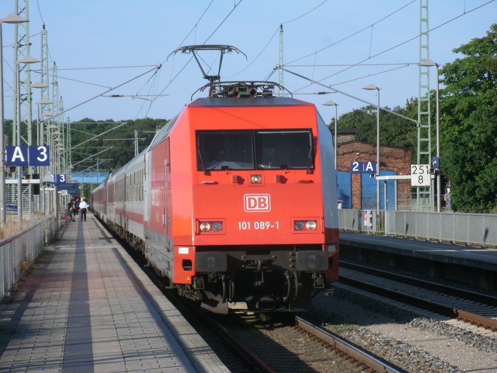 Damit auch in diesem Jahr wieder viele Schweizer Touristen nach Rgen kommen knnen,gibt es auch in diesem Jahr wieder die durchgehende CNL-Verbindung 1250/1251 von und nach Zrich.Da der Zug  berlnge  hat,lt sich der Zug nur bei der Einfahrt in Bergen/Rgen vom gegenberliegenden Bahnsteig ausfotografieren.So fotografierte ich,von der Bahnsteigseite aus,die Einfahrt vom CNL 1250 aus Binz mit der CEWE 101 089,am 06.Juli 2013,in Bergen/Rgen.Hinter der Lok laufen zwei Kurswagen nach Erfurt mit.