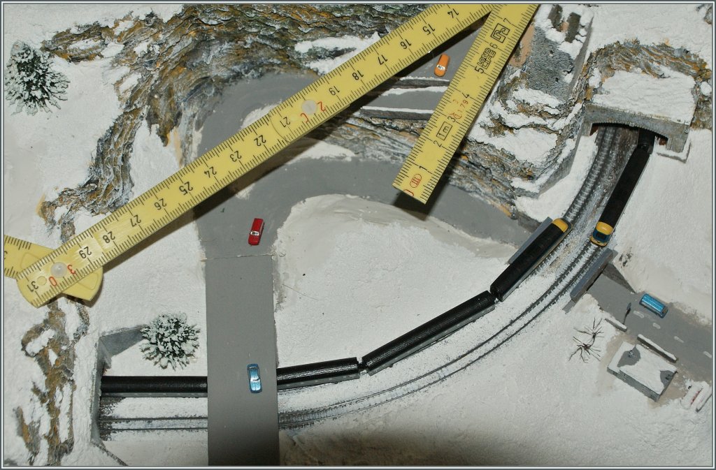 Damit die Winzigkeit der T Gauge messbar ist, habe ich ein Metermaas ber die Schneelandschaft von Cwynbachcwm gelegt.
12. Juli 2013