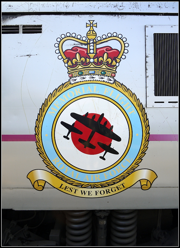  Damit wir niemals vergessen : gekrnter Sinnspruch an einer Schublok der East Coast-Line mit Ziel London. Edinburgh, 14.7.2013