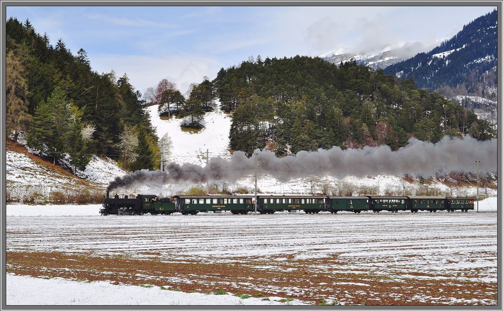 Dampextrazug mit G 4/5 107  Albula  vor dem Bot Danisch bei Bonaduz. (21.04.2013)