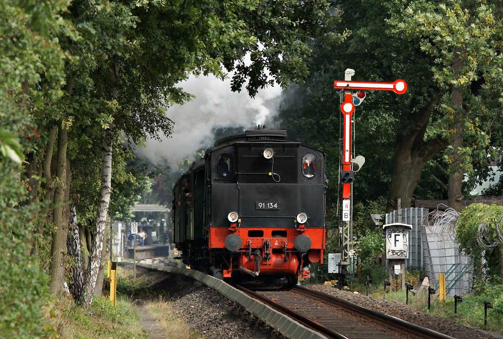 Dampf auf S-Bahn-Gleisen: 91 134 passiert am 28.08.2010 als Museumszug nach Wedel das ESig von Hamburg-Slldorf.