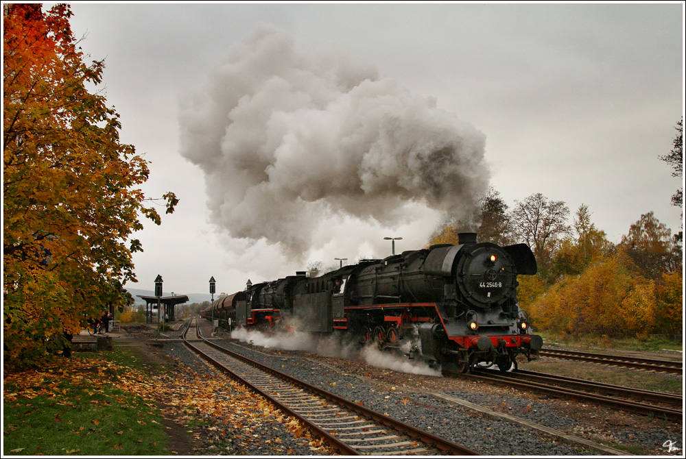 Dampf trifft Kies war das Motto fr den heurigen Plandampf im Werratal - Hier ziehen die beiden Dampfloks 44 2546 und 44 1486 den Plangterzug DGz 106 von Eisenach nach Immelborn.
Bad Salzungen  27.10.2011