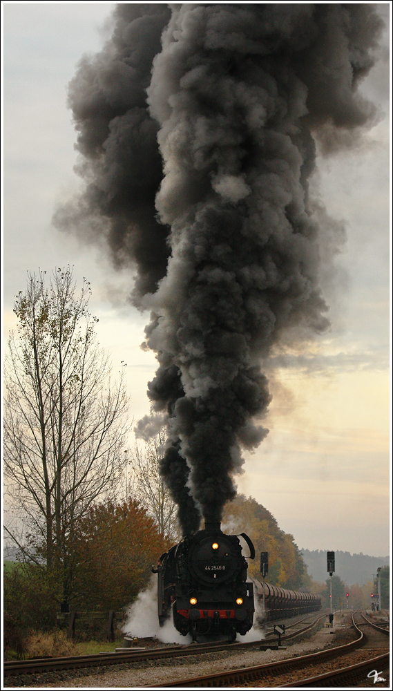 Dampf trifft Kies war das Motto fr den heurigen Plandampf im Werratal - Eine imposante Ausfahrt gab es in Marksuhl, als die beiden Dampfer 44 2546 + 44 1486 mit dem 2100t schweren Plangterzug DGz 311 (Immelborn-Eisenach) losfuhren.
29.11.2011