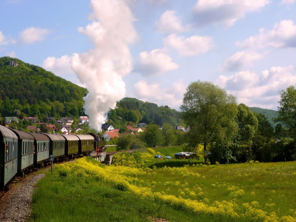 Dampfbahn Frnkische Schweiz: Frhlingsstimmung zwischen Gasseldorf und Streitberg, 17.Mai 2012.