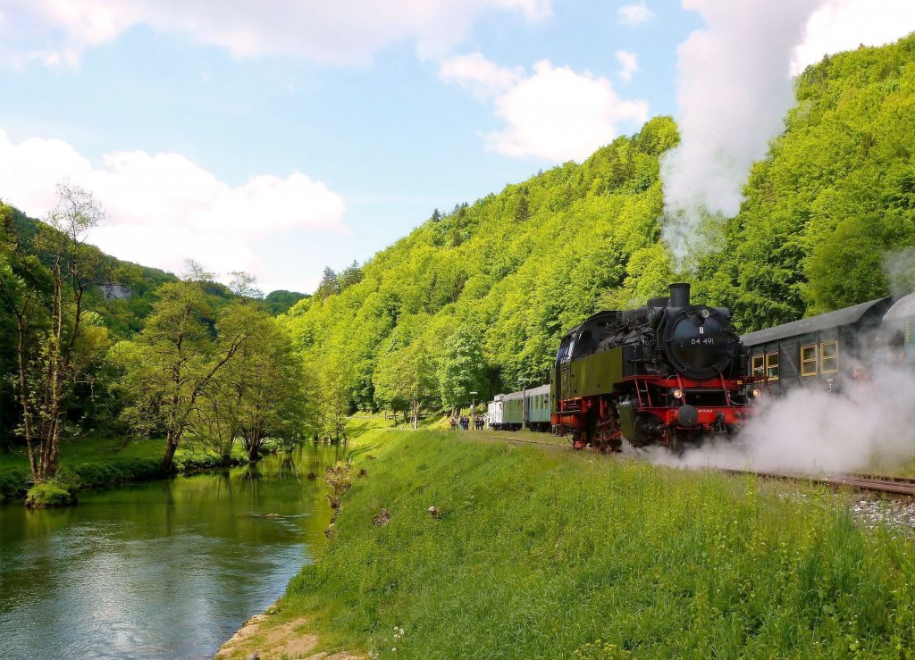 Dampfbahn Frnkische Schweiz: Lok 64 491 an der Endstation Behringersmhle, 17.Mai 2012. 