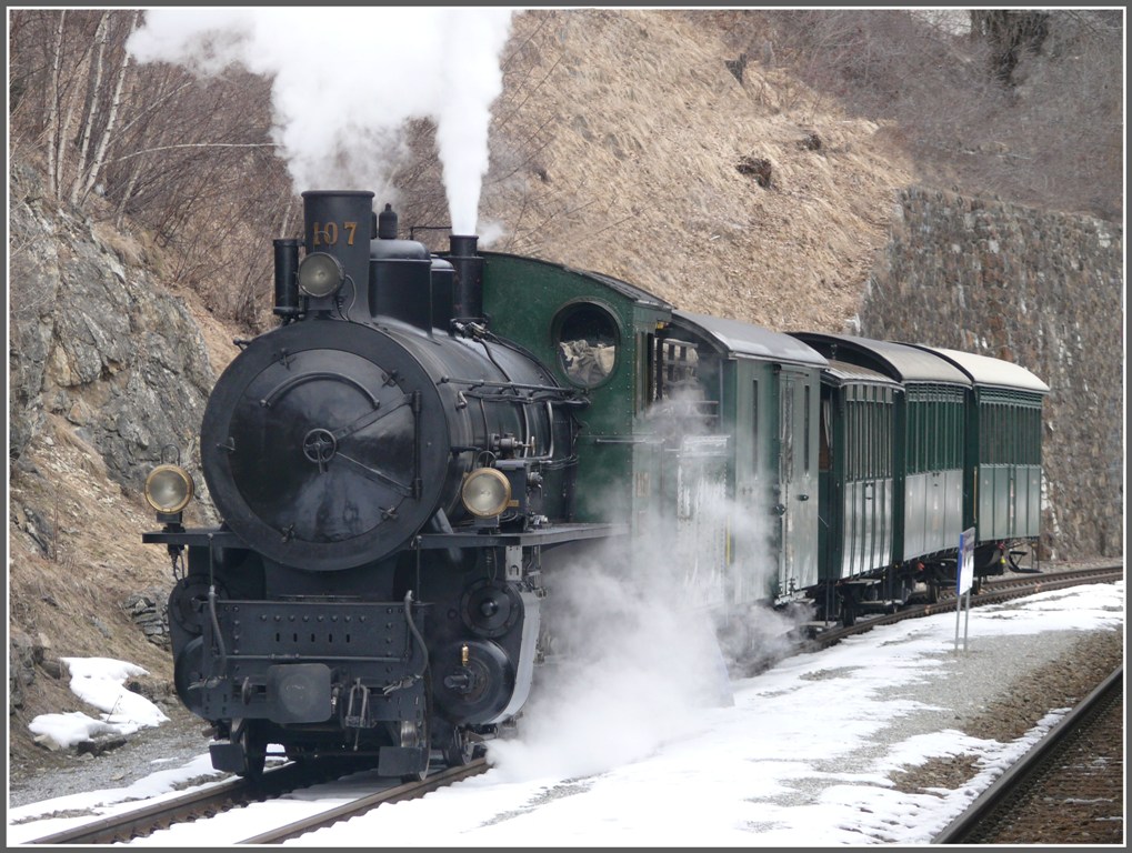 Dampfextrazug 2838 in Filisur mit G 4/5 107  Albula . (24.01.2011)