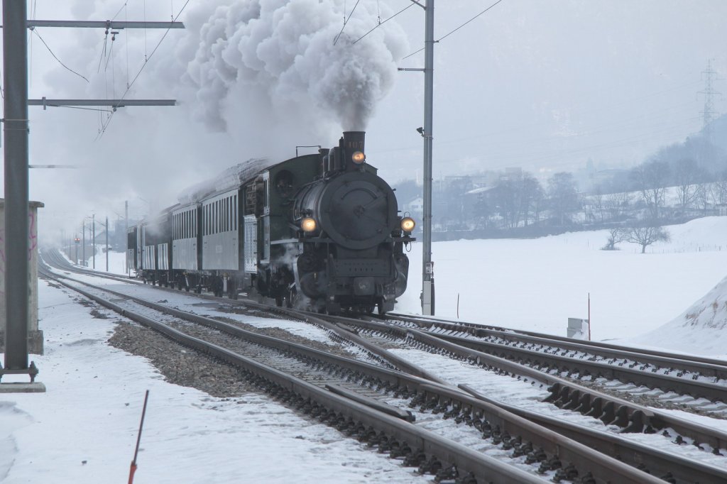 Dampfextrazug  Davosrundfahrt  mit Lok G 4/5 Nr.107 im morgendlichen Dunst,zwischen Chur und Felsberg.12.02.12