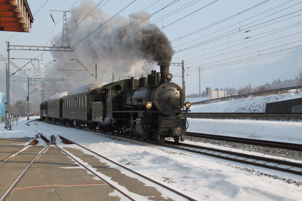 Dampfextrazug mit Lok G 4/5 Nr.107 am 12.02.12 bei Haldenstein 

