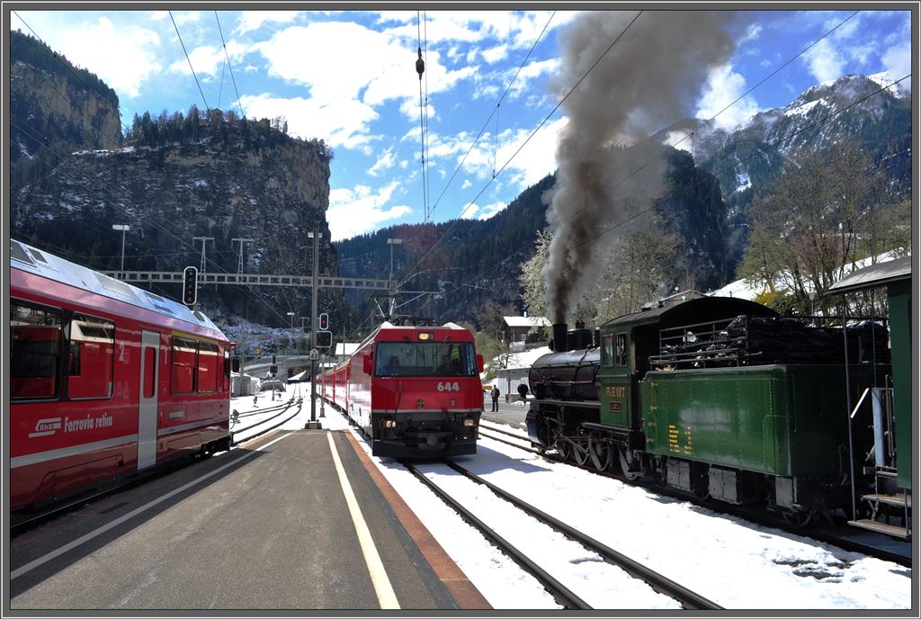 Dampfextrazug wird von RE1133 mit Allegra berholt und von RE1132 mit Ge 4/4 III 646  Sta.Maria/Val Mstair  gekreuzt. (21.04.2013)