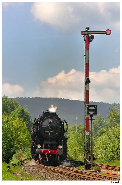 Dampffestival 2010 (im DDM): 52 8195 kam am letzten Tag mit SDZ aus Nrnberg via Bayreuth; hier kurz vor Trebgast, 23.5.2010.