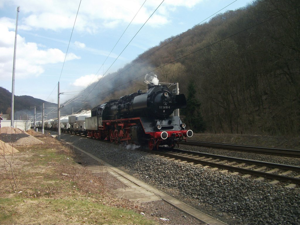 Dampfgterzug mit 50 3610 an der Spitze und 52 8131 am Schluss. Hier Fhrt der Zug durch den Bahnhof Tharandt Richtung Freiberg. 02.04.2011