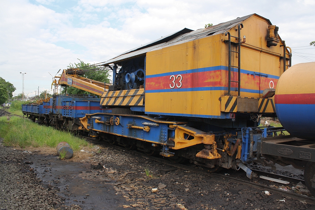 Dampfkran No. 33 (Hitachi/Tokio/Japan, Bauj. 1955) am 13.Juni 2011 im Depot Nakhon Ratchasima. Die größte Tragfähigkeit dieses Kranes beträgt 35t bei 5m Ausladung im abgestützem Zustand.