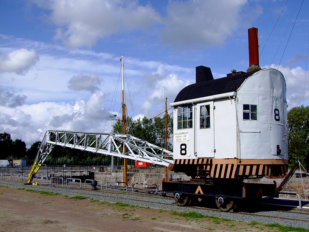 Dampfkran,Nr8; Baujahr 1945, Hubkraft: 6mtr 3t; 12mtr. 1Tonne; ist in Hellevoetsluis abgestellt; 110828