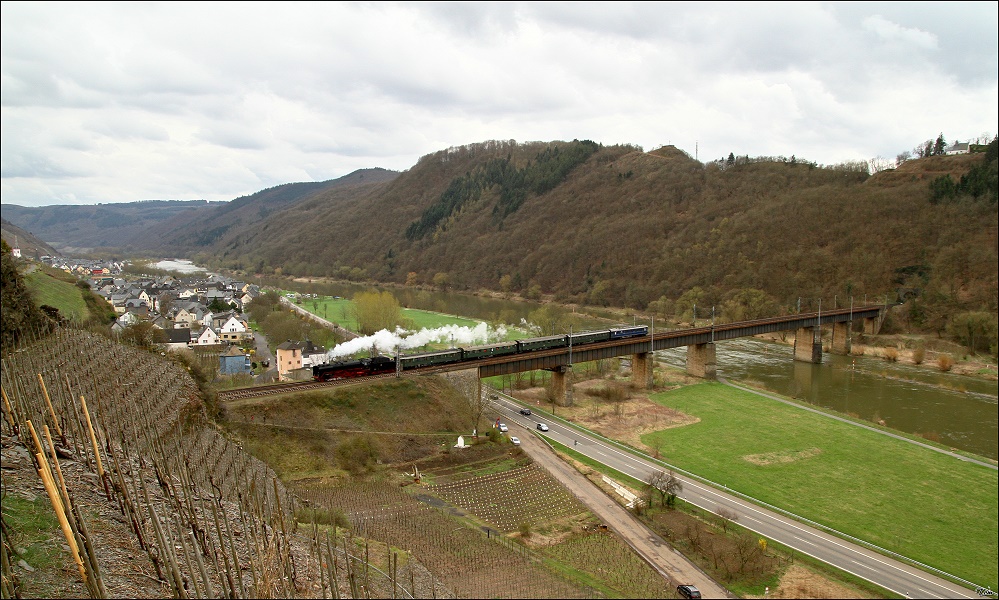 Dampflok 01 118 fhrt mit DRG-Schnellzug 86064 von Trier nach Koblenz.  Cochem Moselbrcke 3.4.2010