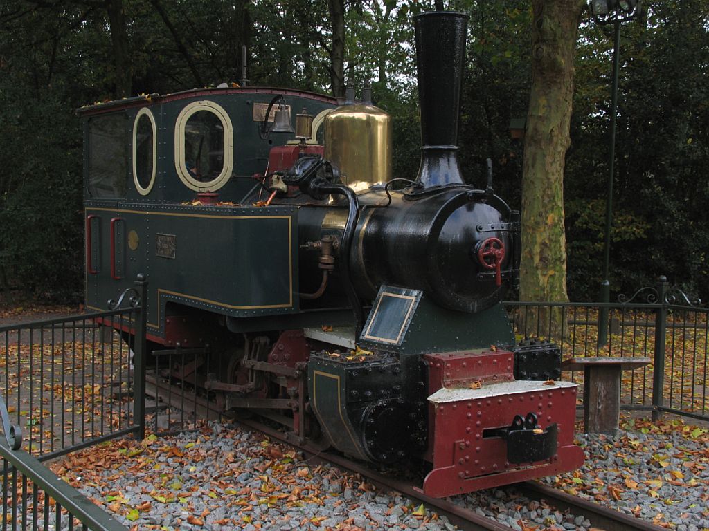 Dampflok 13067  Neefje  (Baujahr: 1914) bei Bahnhof Sint Nicolaasplein in die Efteling am 4-10-2011.


