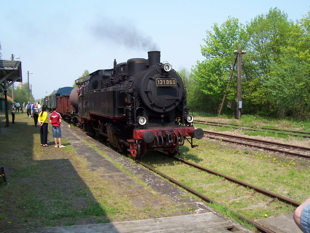 Dampflok 131.060 am 07.05.2006 auf einer Sonderfahrt von Zarrentin nach Hagenow Stadt hier beim Halt in Wittenburg.