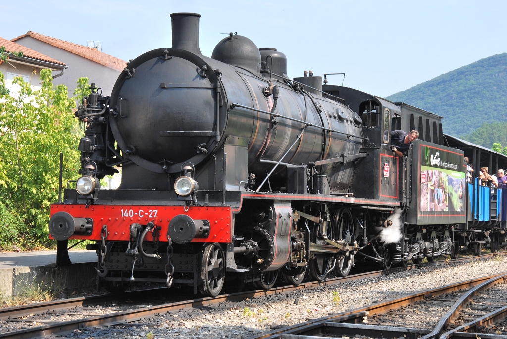 Dampflok 140-C-27 des Train  vapeur des Cvennes, hier bei der Einfahrt in den Bahnhof von Saint-Jean du Gard am 24. August 2011.