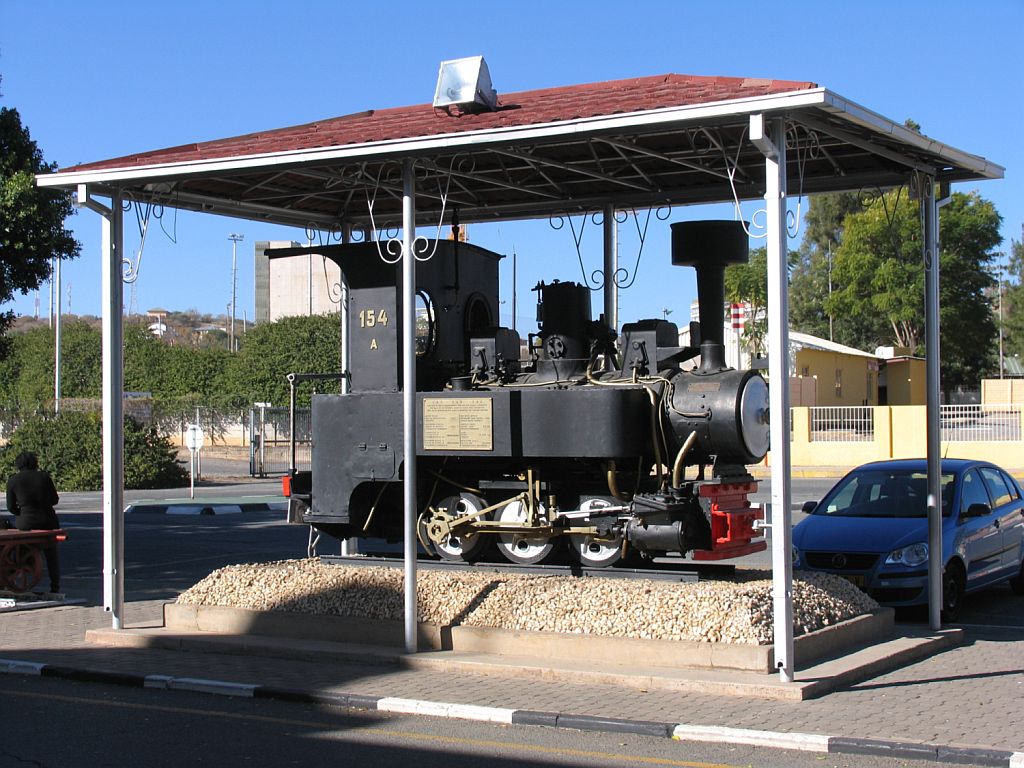 Dampflok 154a aus 1900 als Denkmal bei Bahnhof Windhoek am 9-7-2010.