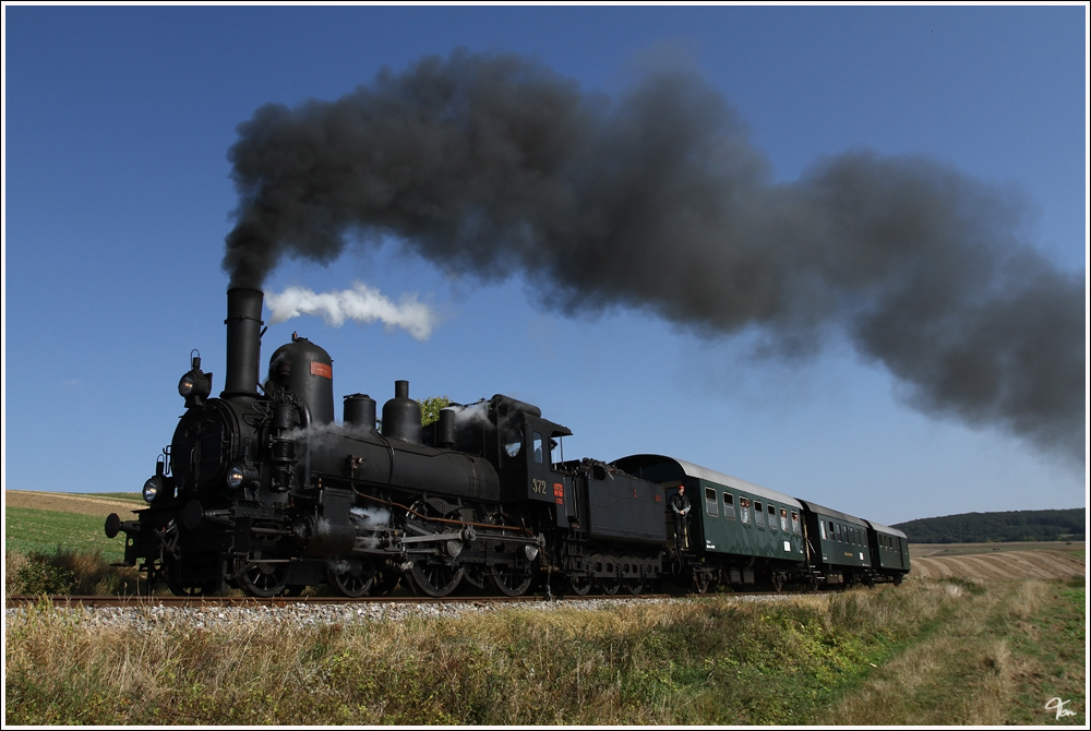 Dampflok 17c372 fhrt mit EZ 7394  Leiser Berge  von Korneuburg nach Ernstbrunn. Mollmannsdorf 24.9.2011