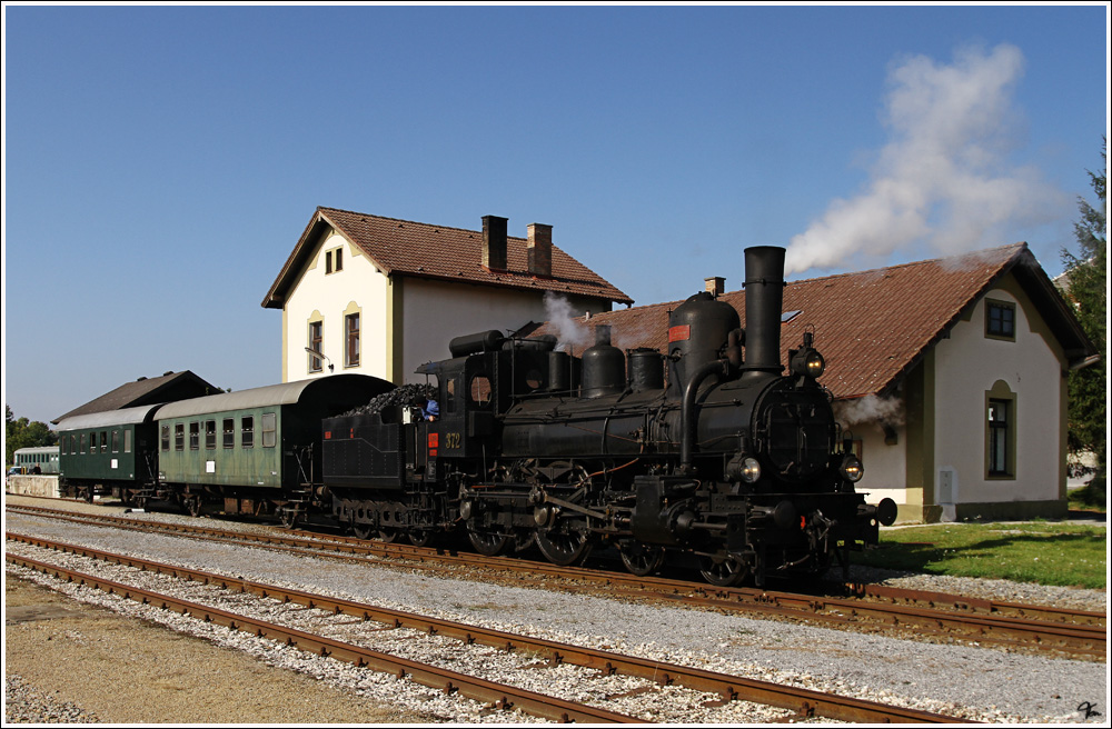 Dampflok 17c372 fhrt mit EZ 7394  Leiser Berge  von Korneuburg nach Ernstbrunn. Ernstbrunn 24.9.2011

