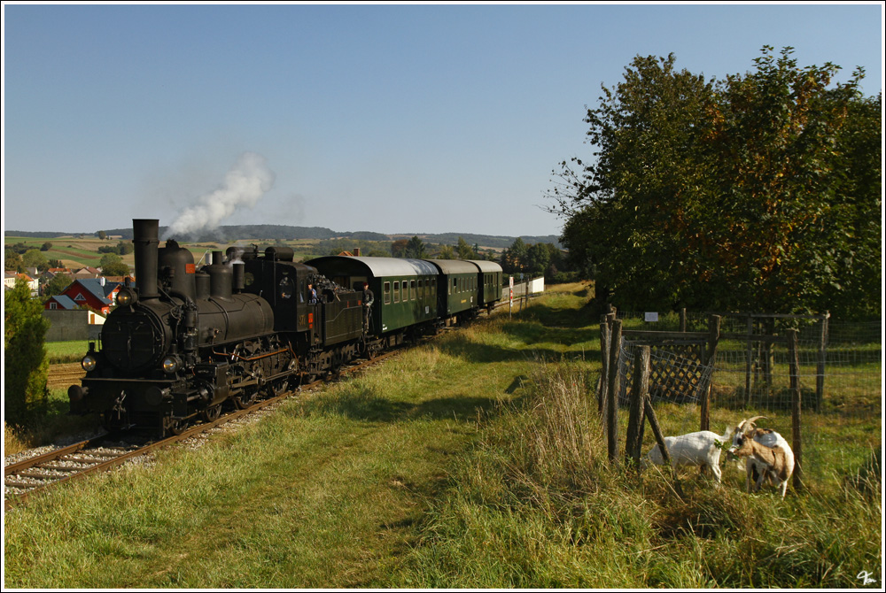 Dampflok 17c372 fhrt mit EZ 7394  Leiser Berge  von Korneuburg nach Ernstbrunn. Wetzleinsdorf 24.9.2011 
