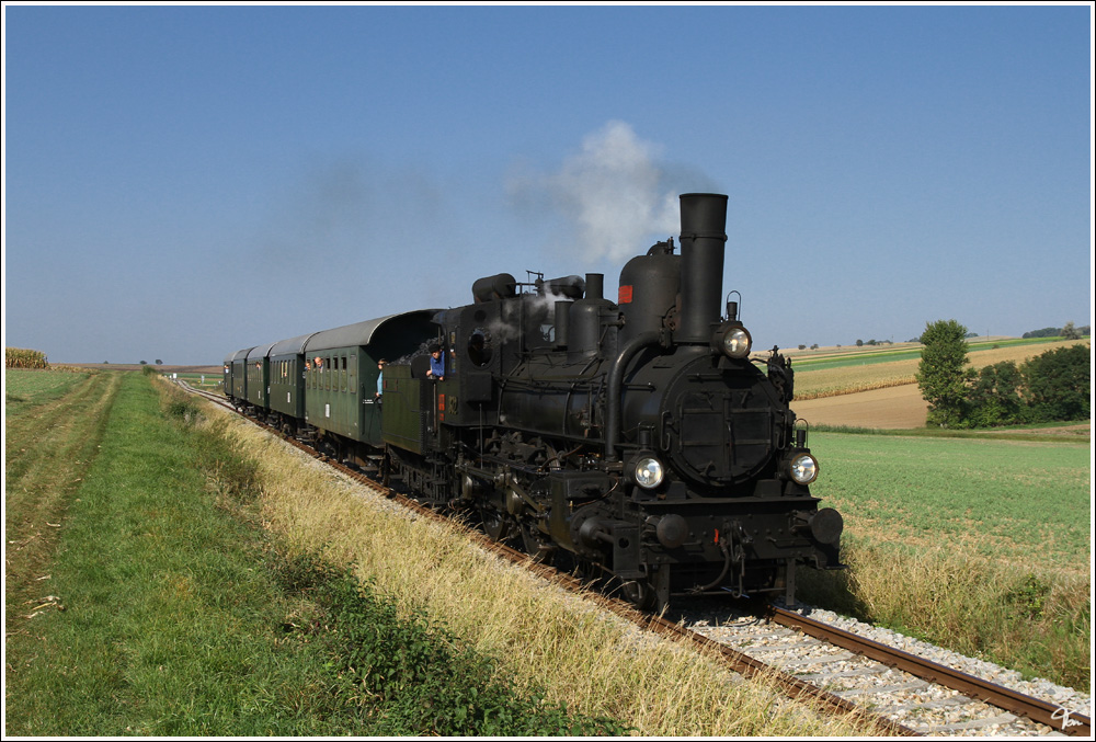 Dampflok 17c372 fhrt mit EZ 7392  Leiser Berge  von Korneuburg nach Ernstbrunn. Naglern 24.9.2011 

