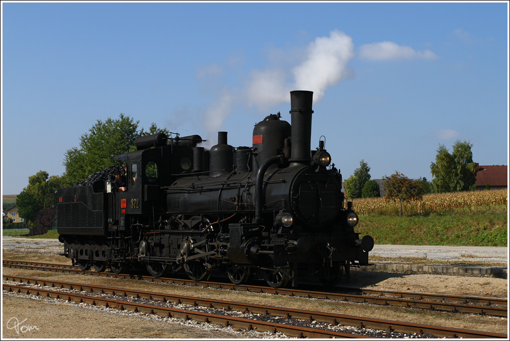 Dampflok 17c372 fhrt mit EZ 7394  Leiser Berge  von Korneuburg nach Ernstbrunn. Hier beim Strzen in Ernstbrunn 24.9.2011 
