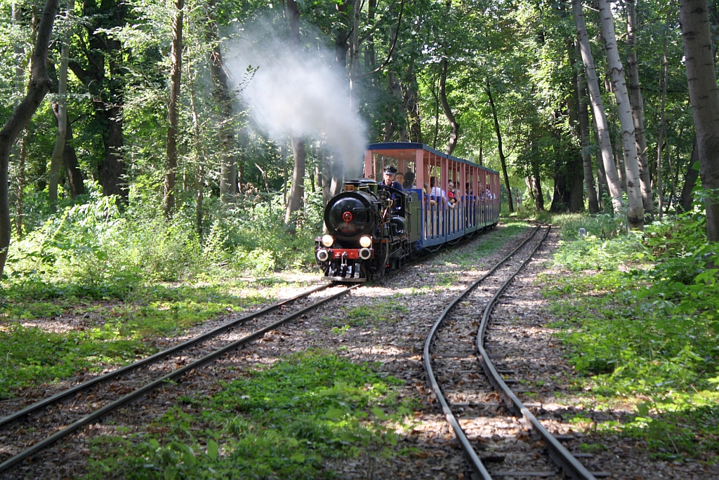 Dampflok 2 der wiener Liliputbahn am 14.August 2011 kurz nach der Hst. Rotunde in Richtung Stadion fahrend.