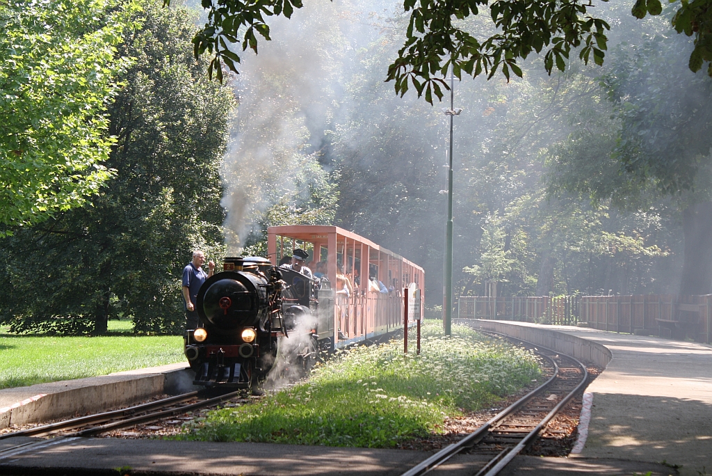 Dampflok 2 der wiener Liliputbahn in der Hst. Rotunde am 07.August 2011 in Richtung Prater fahrend. (EXIF-Datum ist falsch, da bei Zeitumstellung falsches Datum eingestellt) 

