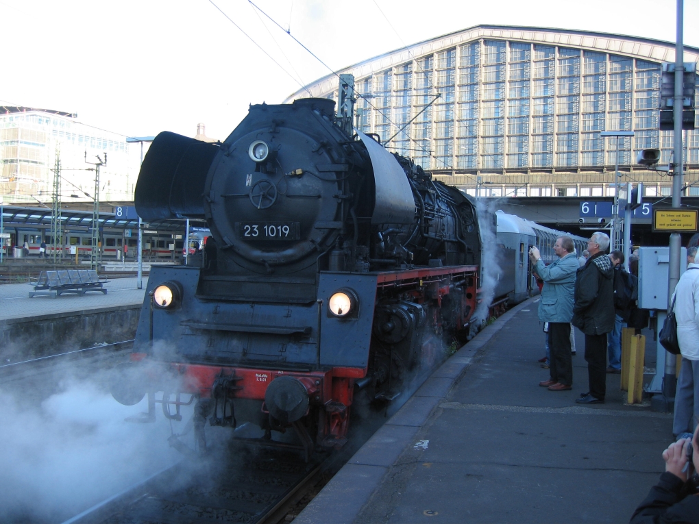 Dampflok 23 1019 ist 17/9/2005 in Hamburg Hauptbahnhof um eine Sonderzug zu fhren.