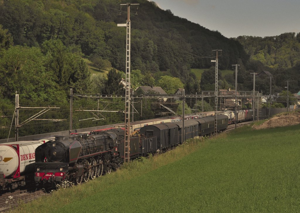 Dampflok 241 A65 mit Extrazug bei Tecknau, Aufgenommen am 07.07.2012