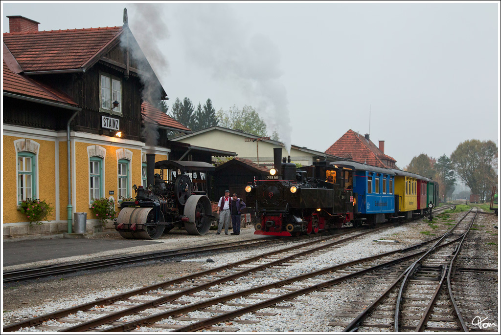 Dampflok 298.56 und Dampfwalze von Wolfgang Vogelmeier (Baujahr 1904) prsentieren sich vor dem Bahnhof Stainz. 
26.10.2012