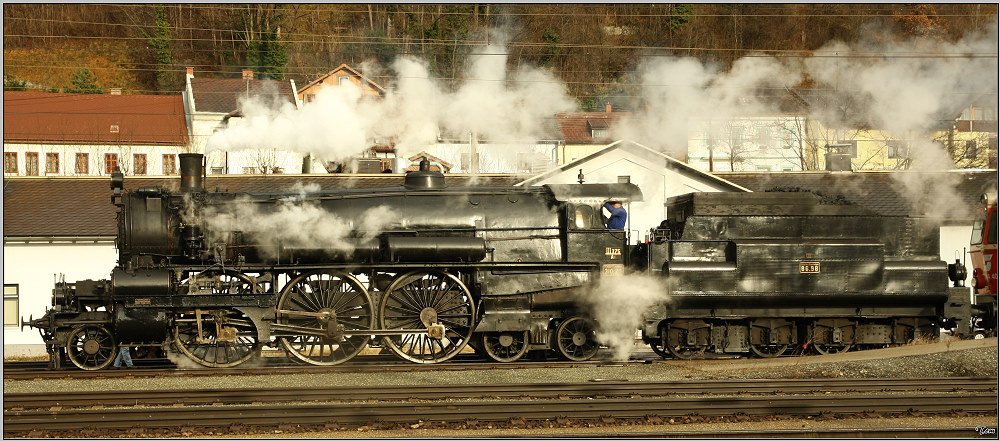 Dampflok 310.23 beim Wassernehmen in Gloggnitz.
8.12.2008