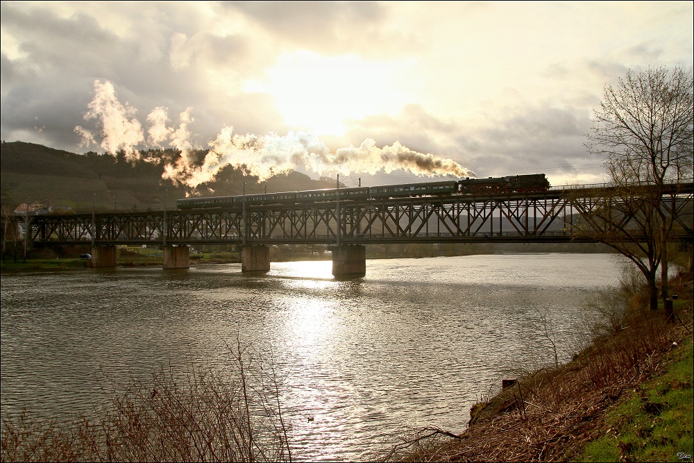Dampflok 41 018 fhrt mit Sdz 39130 von Bullay nach Trier.
Anlass fr diese Fahrt, ist das 175 Jahr Jubilum Deutsche Eisenbahnen, mit dem groen Dampfspektakel rund um Eifel und Mosel.
Bullay 3.4.2010