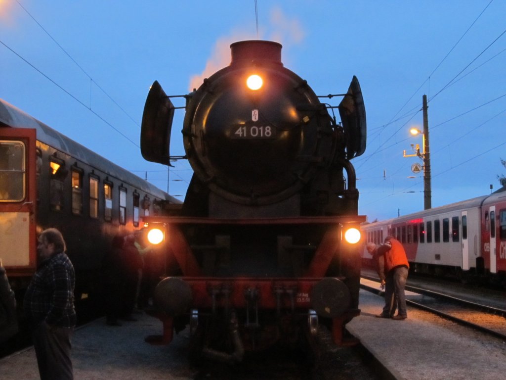 Dampflok 41 018 in Summerau beim Lokwechsel E-Lok gegen Dampflok 26.10.12