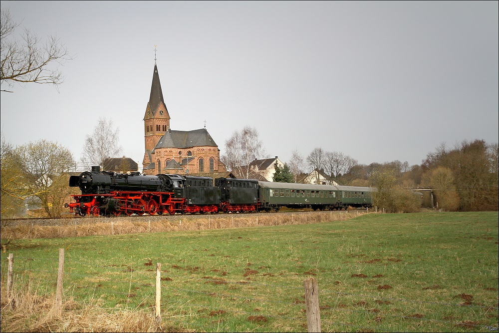 Dampflok 41 360 mit fhrt mit einem Sonderzug von Kln nach Trier. 
Niederbettingen 2.4.2010