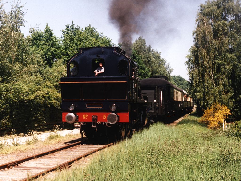 Dampflok 5 der MBS (Museum Buurt Spoorweg) mit Dampfzug 106S Boekelo-Haaksbergen in Haaksbergen am 24-5-2001. Bild und scan: Date Jan de Vries.