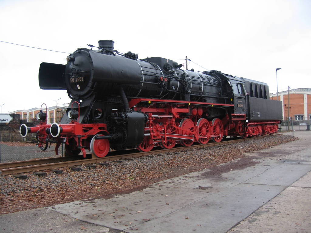 Dampflok 50 2652 steht 21/1/2006 vor dem Bahnwerk Kaiserslautern.  Sie war 1943 gebaut.