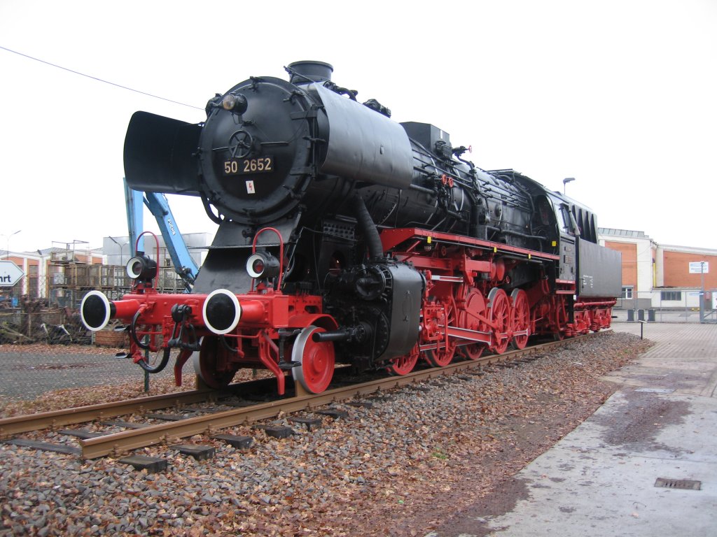 Dampflok 50 2652 vor dem Bahnwerk Kaiserslautern.  21.1.2006  Foto.