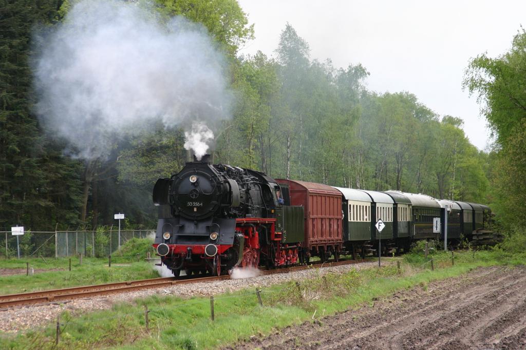 Dampflok 503564 ist am 5.5.2005 bei Eerbeck mit einem Personenzug in Richtung Beekbergen unterwegs.