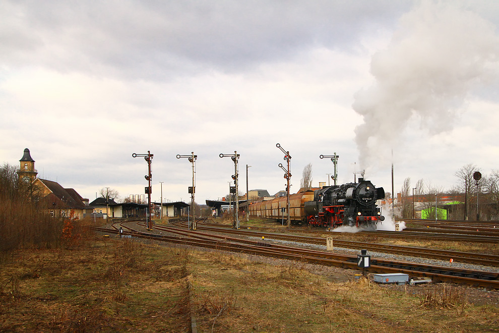 Dampflok 52 8154 bei der Plandampfveranstaltung  Dampf trifft Kohle2  mit dem 2400t Kohlezug von Zeitz Pbf nach Meuselwitz.
Zeitz 5.2.2011


