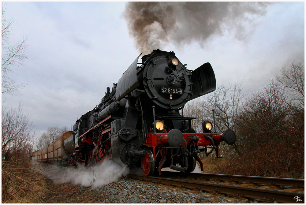 Dampflok 52 8154 bei der Plandampfveranstaltung  Dampf trifft Kohle 2  mit dem 2400t Kohlezug von Zeitz Pbf nach Meuselwitz. 
Meuselwitz 6.2.2011 
