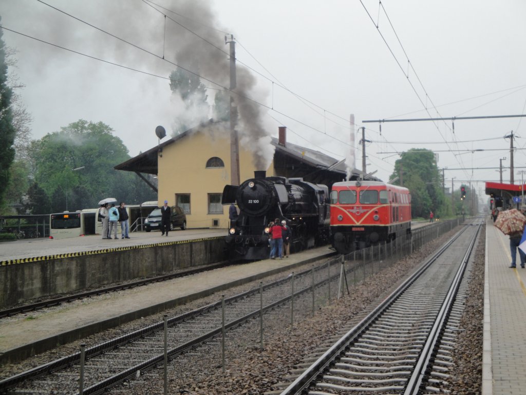 Dampflok 52.100 und eine Diesellok der BR 2050 treffen sich am 2.5.10 in Korneuburg